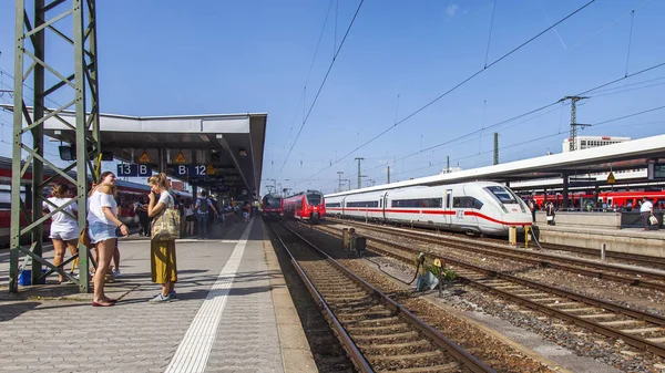 Nuremberg Alemania Agosto 2018 Pasajeros Plataforma Estación Tren —  Fotos de Stock