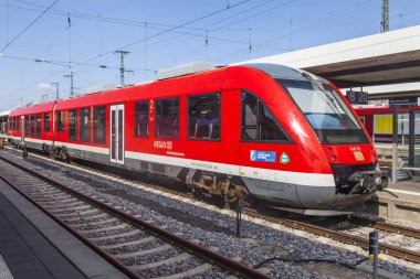 Nürnberg, Almanya, 21 Ağustos 2018 tarihinde. Tren istasyonu yakınında modern yüksek hızlı tren