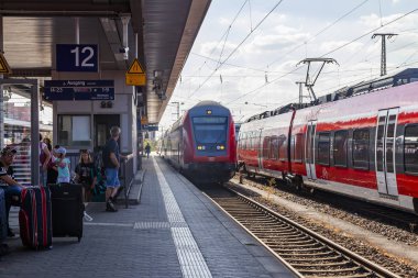 Nürnberg, Almanya, 21 Ağustos 2018 tarihinde. Tren istasyonu platformunda yolcular