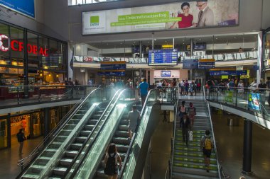 Nürnberg, Almanya, 21 Ağustos 2018 tarihinde. Tren istasyonunun koridorlarından biri. Bir iç yolcular