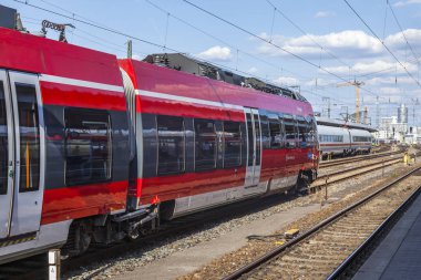Nürnberg, Almanya, 21 Ağustos 2018 tarihinde. Tren istasyonu yakınında modern yüksek hızlı tren