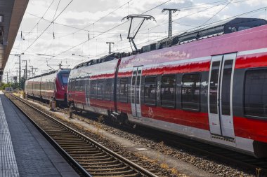 Nürnberg, Almanya, 21 Ağustos 2018 tarihinde. Tren istasyonu yakınında modern yüksek hızlı tren