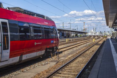 Nürnberg, Almanya, 21 Ağustos 2018 tarihinde. Tren istasyonu yakınında modern yüksek hızlı tren