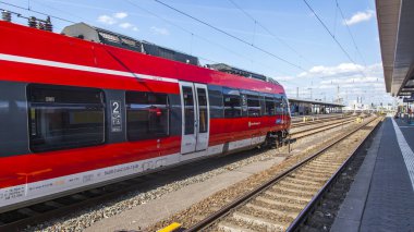 Nürnberg, Almanya, 21 Ağustos 2018 tarihinde. Tren istasyonu yakınında modern yüksek hızlı tren