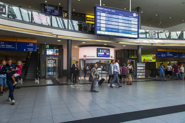 Nuremberg Alemanha Agosto 2018 Dos Corredores Estação Ferroviária Passageiros Interior — Fotografia de Stock