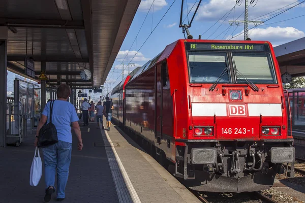 Norymberga Niemcy Sierpnia 2018 Pasażerowie Platformie Stacji Kolejowej — Zdjęcie stockowe