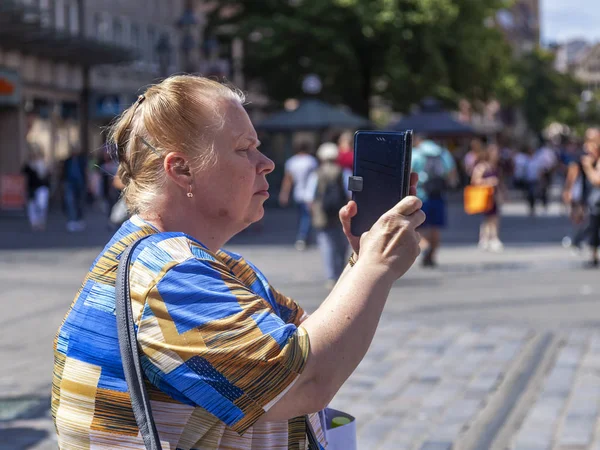 Нюрнберг Німеччина Серпня 2018 Літня Жінка Фотографії Міських Атракціонів Смартфоні — стокове фото