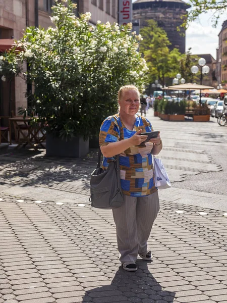 Norymberga Niemcy Sierpnia 2018 Starsza Kobieta Zdjęcia Atrakcji Miasta Smartfonie — Zdjęcie stockowe