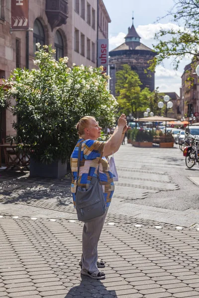 Нюрнберг Німеччина Серпня 2018 Літня Жінка Фотографії Міських Атракціонів Смартфоні — стокове фото