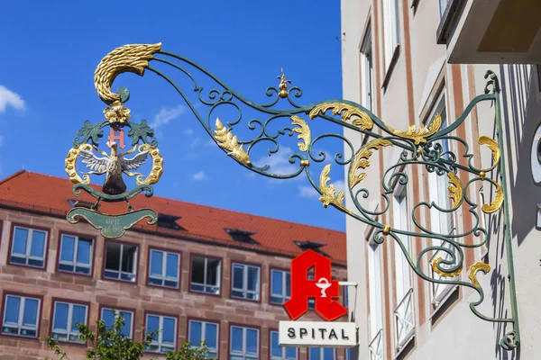 2018年8月21日 德国纽伦堡 旧城建筑上传统巴伐利亚风格的古老标志 — 图库照片