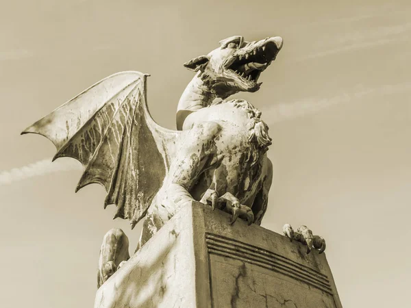 Любляна Словения Августа 2019Г Живописная Скульптура Дракона Украшает Змайского Больше — стоковое фото