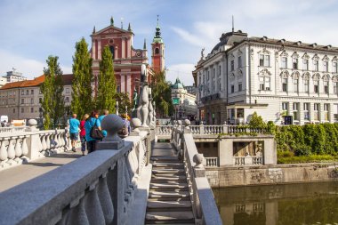 Ljubljana, Slovenya, 5 Ağustos 2019. Fransisken Annunciation Kilisesi (Sloven: Franciskanska cerkev Marijinega oznanjenja veya yaygın Franciskanska cerkev) ve Tromostovje 