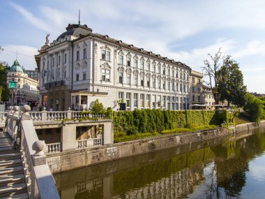 Ljubljana, Slovenya, 5 Ağustos 2019 tarihinde. Doğal şehir manzarası. Ljubljanica Nehir Dolgusu