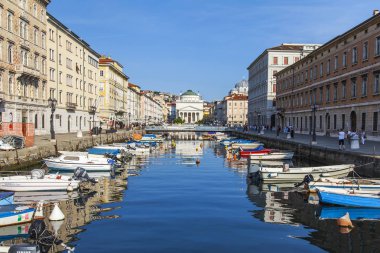 Trieste, İtalya, 5 Ağustos 2019 tarihinde. Canal Grande'nin doğal panoramik manzarası ve dolgunun mimari kompleksi