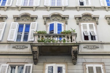 Trieste, İtalya, 5 Ağustos 2019. kentin tarihi bölümünde tipik bir binanın cephe bir parçası