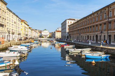 Trieste, İtalya, 5 Ağustos 2019 tarihinde. Canal Grande'nin doğal panoramik manzarası ve dolgunun mimari kompleksi