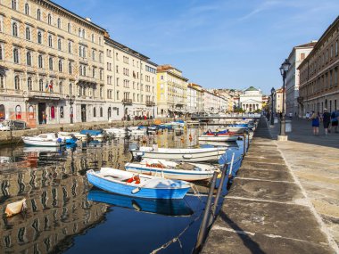 Trieste, İtalya, 5 Ağustos 2019 tarihinde. Canal Grande'nin doğal panoramik manzarası ve dolgunun mimari kompleksi