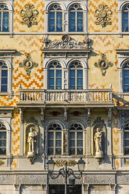 Trieste, İtalya, 5 Ağustos 2019. kentin tarihi bölümünde tipik bir binanın cephe bir parçası
