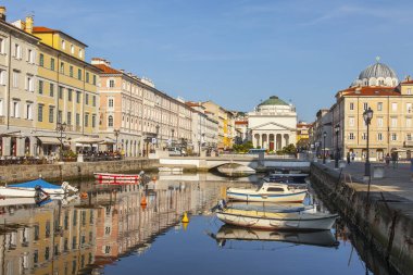 Trieste, İtalya, 5 Ağustos 2019 tarihinde. Canal Grande'nin doğal panoramik manzarası ve dolgunun mimari kompleksi