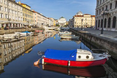 Trieste, İtalya, 5 Ağustos 2019 tarihinde. Canal Grande'nin doğal panoramik manzarası ve dolgunun mimari kompleksi