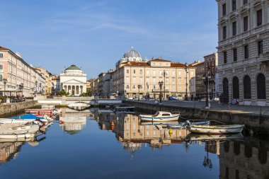 Trieste, İtalya, 5 Ağustos 2019 tarihinde. Canal Grande'nin doğal panoramik manzarası ve dolgunun mimari kompleksi