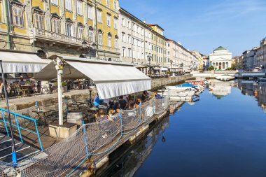 Trieste, İtalya, 5 Ağustos 2019. Canal Grande'nin doğal görünümü ve rıhtımın mimari topluluğu