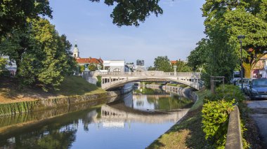 Ljubljana, Slovenya, 5 Ağustos 2019. pitoresk şehir manzarası. Nehir seti Ljubljanica ve Zmajski en