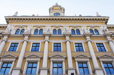 Trieste, İtalya, 5 Ağustos 2019. kentin tarihi bölümünde tipik bir binanın cephe bir parçası