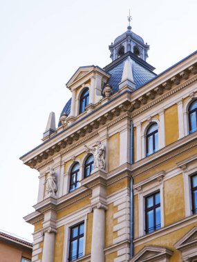 Trieste, İtalya, 5 Ağustos 2019. kentin tarihi bölümünde tipik bir binanın cephe bir parçası