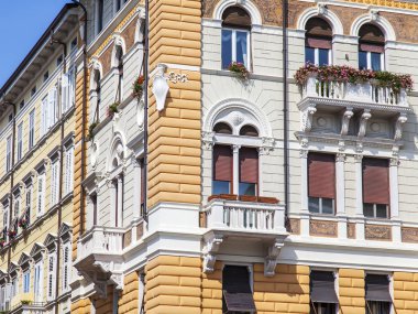 Trieste, İtalya, 5 Ağustos 2019. eski şehirde tipik bir binanın cephe bir parçası