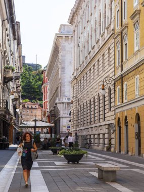 Trieste, İtalya, 5 Ağustos 2019. şehrin tarihi bölümünde pitoresk sokak