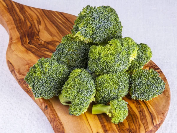 Čerstvá Brokolice Řezné Desce Olivovníku — Stock fotografie