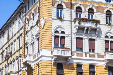 Trieste, İtalya, 5 Ağustos 2019. şehrin tarihi bölümünde pitoresk sokak mimari topluluk.