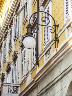 Trieste, İtalya, 5 Ağustos 2019. eski şehirde tipik bir binanın cephe bir parçası. Güzel sokak feneri