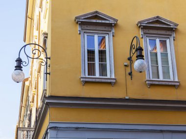Trieste, İtalya, 5 Ağustos 2019. eski şehirde tipik bir binanın cephe bir parçası.
