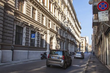 Trieste, İtalya, 5 Ağustos 2019. şehrin tarihi bölümünde güzel pitoresk sokak. Arabalar yolda sürücü