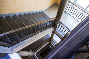 Trieste, İtalya, 5 Ağustos 2019. eski bir binada güzel taş merdiven