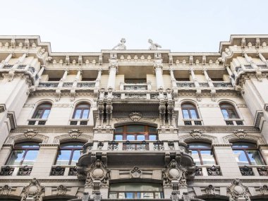 Trieste, İtalya, 5 Ağustos 2019. eski şehirde tipik bir binanın cephe bir parçası. 