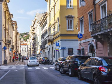 Trieste, İtalya, 5 Ağustos 2019. şehrin tarihi bölümünde güzel pitoresk sokak. Arabalar yolda sürücü