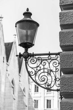 Trieste, İtalya, 5 Ağustos 2019. eski şehirde tipik bir binanın cephe bir parçası. Güzel sokak feneri