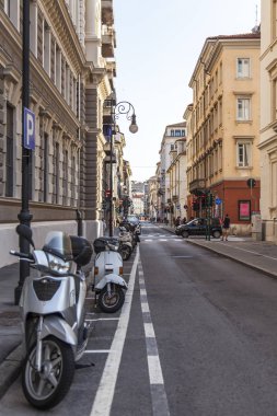 Trieste, İtalya, 5 Ağustos 2019. şehrin tarihi bölümünde güzel pitoresk sokak. Arabalar yolda sürücü