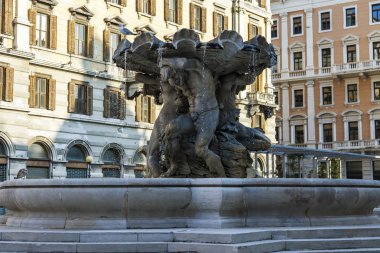 Trieste, İtalya, 5 Ağustos 2019. eski şehirde tipik bir binanın cephe bir parçası. Güzel sokak çeşmesi