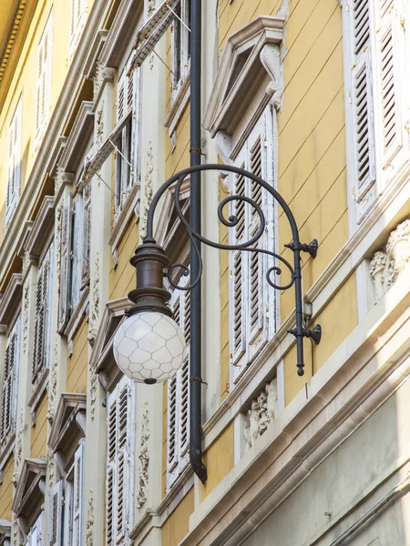 Trieste Italia Agosto 2019 Fragmento Fachada Edificio Típico Casco Antiguo —  Fotos de Stock