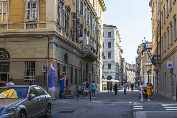意大利里雅斯特 2019年8月5日 美丽的风景如画的街道在城市的历史部分 汽车在路上行驶 — 图库照片