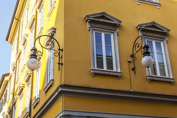 Trieste Italia Agosto 2019 Fragmento Fachada Edificio Típico Casco Antiguo — Foto de Stock