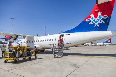 Ljubljana, Slovenya, 5 Ağustos 2019. Ljubljana Uluslararası Havaalanı. Yolcular iniş uçağından iniyor