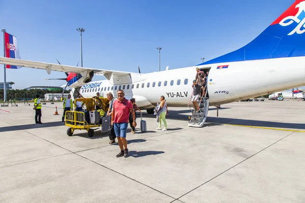 2019年8月5日 スロベニア リュブリャナ リュブリャナ国際空港乗客は着陸機から降りる — ストック写真