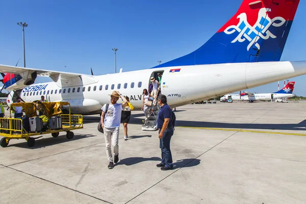 2019年8月5日 スロベニア リュブリャナ リュブリャナ国際空港乗客は着陸機から降りる — ストック写真