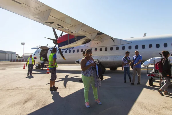 2019年8月5日 スロベニア リュブリャナ リュブリャナ国際空港乗客は滑走路上の飛行機に入る — ストック写真