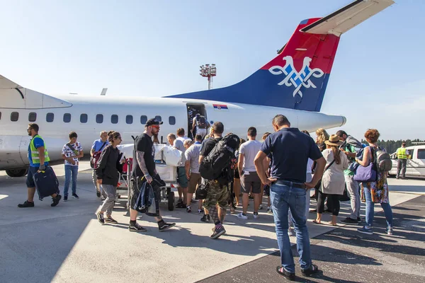 2019年8月5日 スロベニア リュブリャナ リュブリャナ国際空港乗客は滑走路上の飛行機に入る — ストック写真